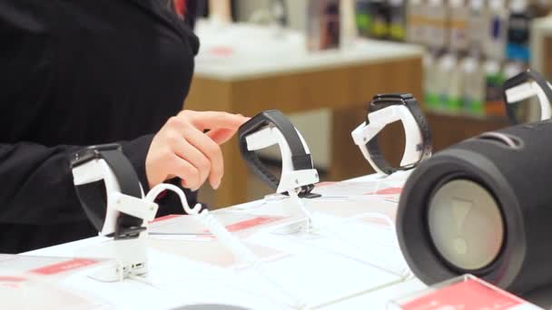 Mano femenina toca reloj inteligente en la tienda — Vídeo de stock