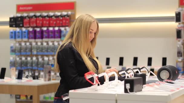 Chica examina relojes inteligentes en la tienda — Vídeos de Stock