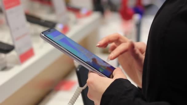 Le mani delle donne utilizzano un dispositivo mobile — Video Stock