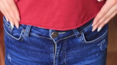 Kadınların elleri pantolonların cebinde.