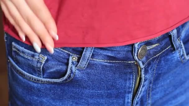 Kvinnors händer i fickorna på jeans — Stockvideo