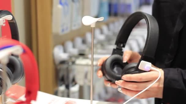 Manos femeninas sosteniendo auriculares musicales de cerca — Vídeos de Stock