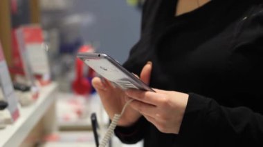 Kadın el mağazada mobil cihazın ekranına dokunur