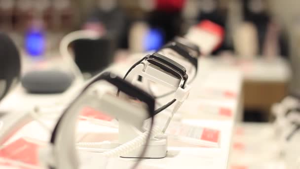 Vrouwelijke hand raakt Smart Watch close-up in de winkel — Stockvideo