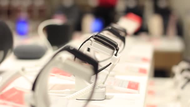 La mano femenina toca el primer plano del reloj inteligente en la tienda — Vídeo de stock