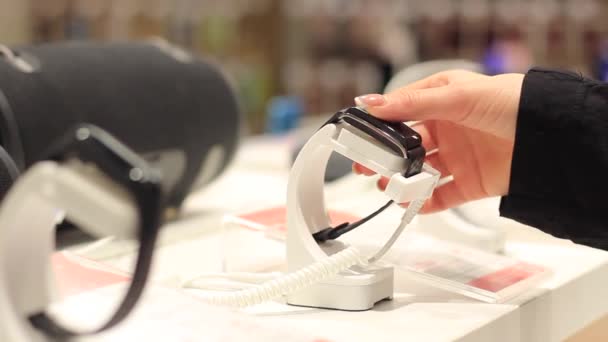 La mano femenina toca el primer plano del reloj inteligente en la tienda — Vídeo de stock