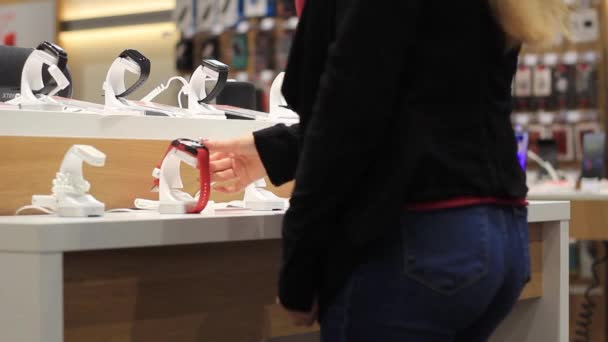 La mano femenina toca el primer plano del reloj inteligente en la tienda — Vídeos de Stock