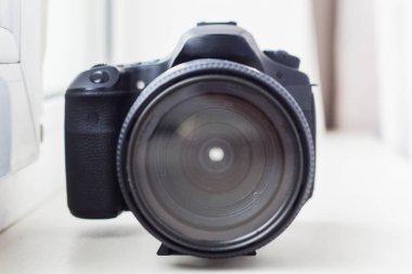 Profesyonel kamera ve yakın çekim lensi.