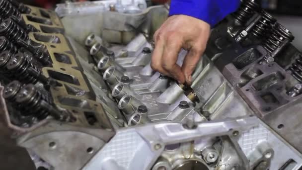 Um homem conserta o motor do carro — Vídeo de Stock