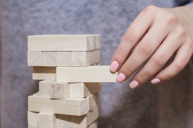 El planı veya mimari proje üzerinde bir blok ahşap kule oyun oynarken mühendisi