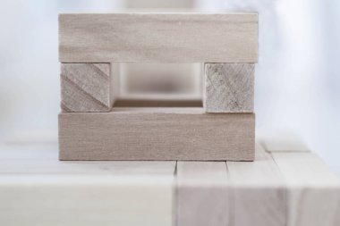 Beyaz arka plan üzerinde ahşap blok kulesi oyun