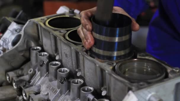 Ein Mann repariert den Motor eines Autos — Stockvideo