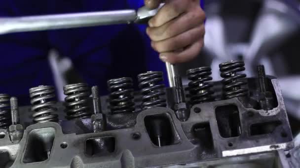 Чоловік ремонтує двигун автомобіля — стокове відео