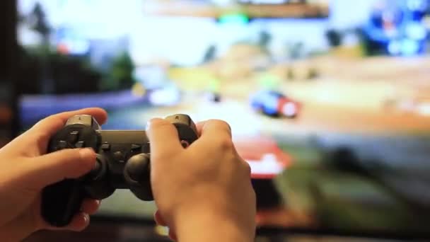 Αρσενικό χέρι κρατώντας ένα joystick παιχνίδι. Παιχνίδι αγώνων υπολογιστή — Αρχείο Βίντεο