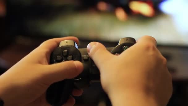 Mãos masculinas segurando um joystick jogo. Jogo de corrida de computador — Vídeo de Stock