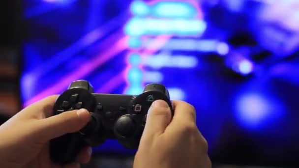 Mãos masculinas segurando um joystick jogo. Jogo de corrida de computador — Vídeo de Stock