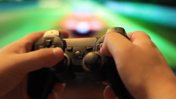 Mens händer spela på spelet joystick i bil Race — Stockvideo