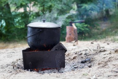 Kavanozda çorba pişiriyorum.