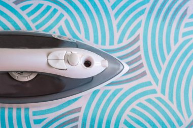 Ütü masasında ütü