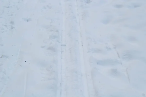 Narty ślady w śniegu w prostym kierunku w zimie — Zdjęcie stockowe