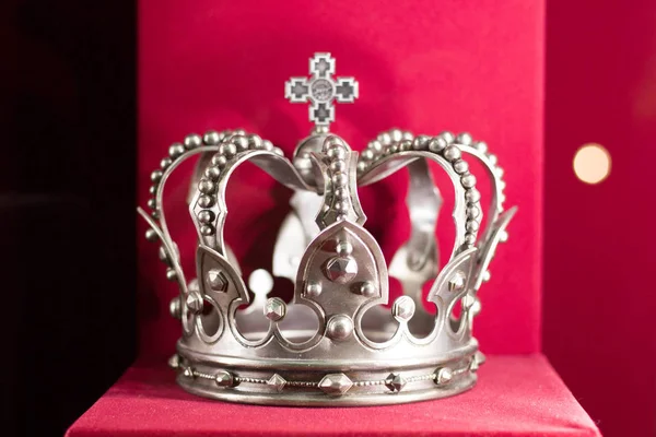 Goud en jewell-studded Kings crown close-up in de galerie — Stockfoto