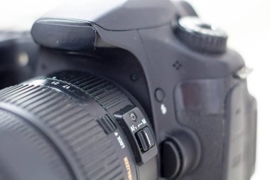 Profesyonel kamera ve yakın çekim lensi.