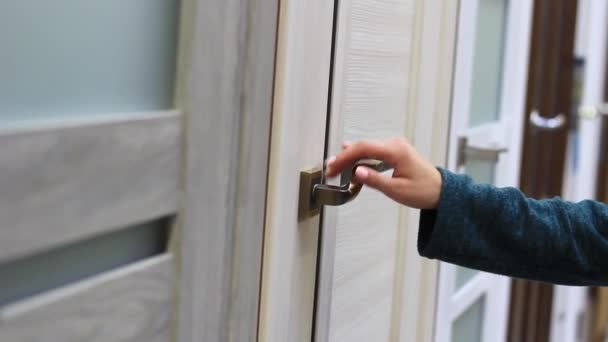 La mano femenina abre la puerta interior — Vídeo de stock