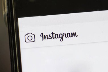 Telefon yakın çekimde yazıt instagram