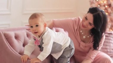 Noel'de bebeğiyle anne