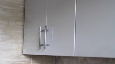 kadın el dolap kurutucu plakaları koyar