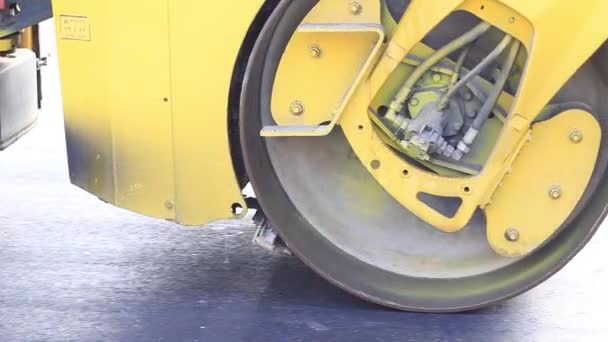 Compacte stoomwals plat uit het asfalt. — Stockvideo