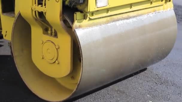 Rullo compressore compatto appiattire l'asfalto . — Video Stock