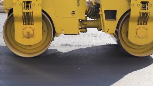 Kompakte Dampfwalze glättet den Asphalt. — Stockvideo