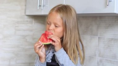 küçük kız mutfakta karpuz yemek