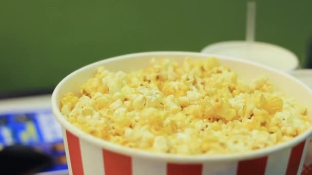 Frauenhand holt Popcorn aus der Kiste — Stockvideo