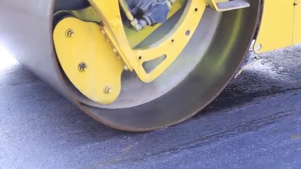 Kompakte Dampfwalze glättet den Asphalt. — Stockvideo