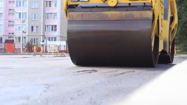 Compact steamroller flatten out the asphalt. — Stock Video