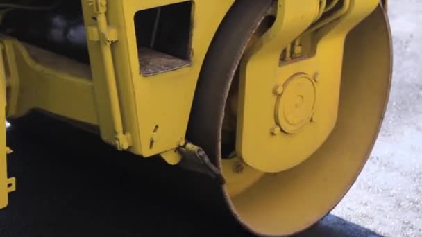 Compact steamroller flatten out the asphalt. — Stock Video