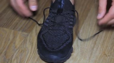 Erkek elleri spor ayakkabıları closeup ayakkabı bağcıkları bağlı