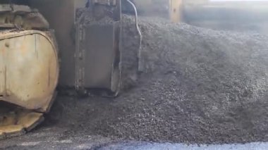 grader kova asfalt kırıntısı taşır