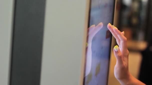 Mano femenina encarga comida en el terminal de pantalla táctil con menú electrónico en restaurante de comida rápida — Vídeos de Stock