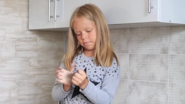 Niño jugando juguete hecho a mano llamado limo . — Vídeos de Stock