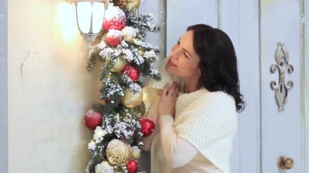 Allein junges Mädchen in der Nähe von Weihnachtsdekoration. — Stockvideo