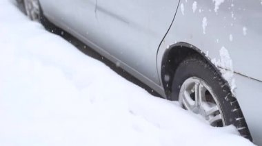 karda bir arabanın yan camları kapatın