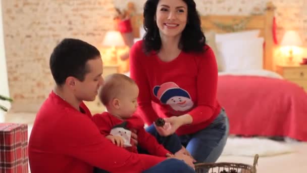 Papa, maman et leur petit bébé sont joués sur le lit — Video