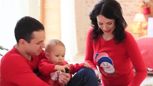 Papá, mamá y su pequeño bebé se juegan en la cama — Vídeos de Stock