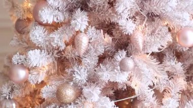 Yeni Yıl, pembe renklerde Noel ağacı