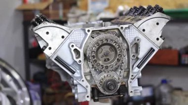 Süspansiyonlu bir arabanın yakın çekim motoru. Araba motoru