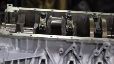 Süspansiyonlu bir arabanın yakın çekim motoru. Araba motoru