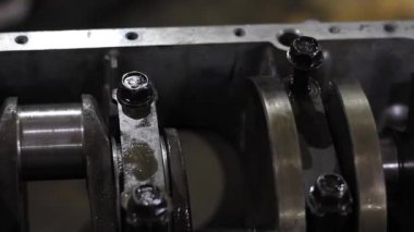 Süspansiyonlu bir arabanın yakın çekim motoru. Araba motoru
